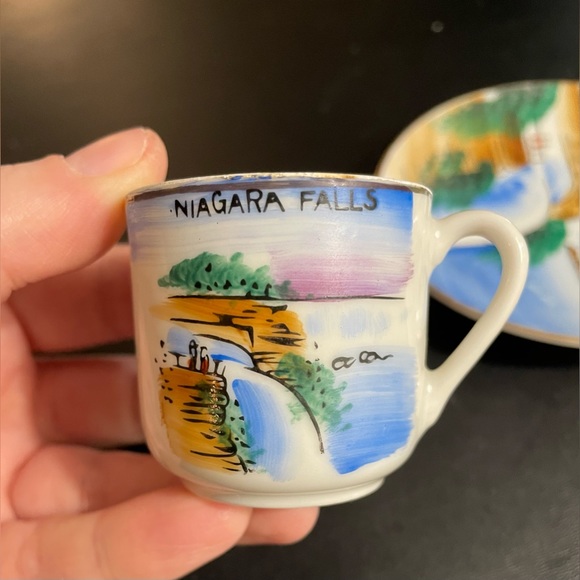 Miniature Niagra Falls tea cup & saucer - Picture 4 of 5